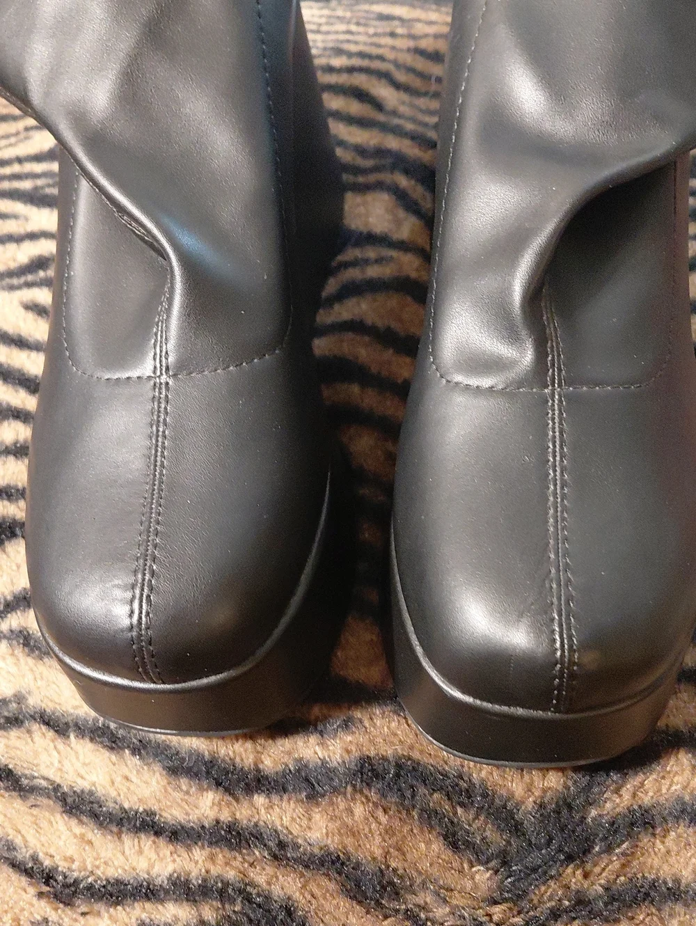 SODA size 11 Black Wedge Plateform Ankle Boots - Easy Pull On Euc